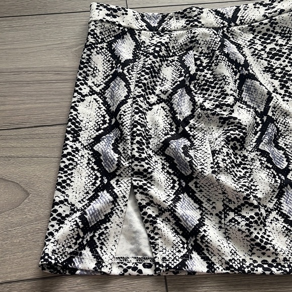 SHEIN snake print mini skirt with slit- SIZE SMALL - Picture 6 of 10